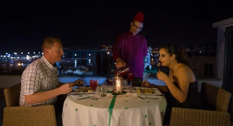 Paar genießt das Dinner im Palais Zahia Hotel & Spa in Tanger