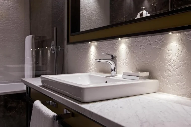 Modern bathroom at Palazzo Doglio