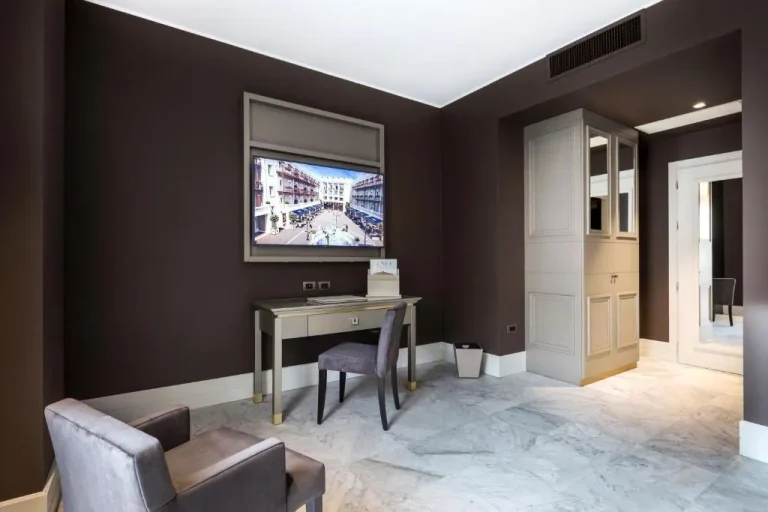 Work station in room at Palazzo Doglio