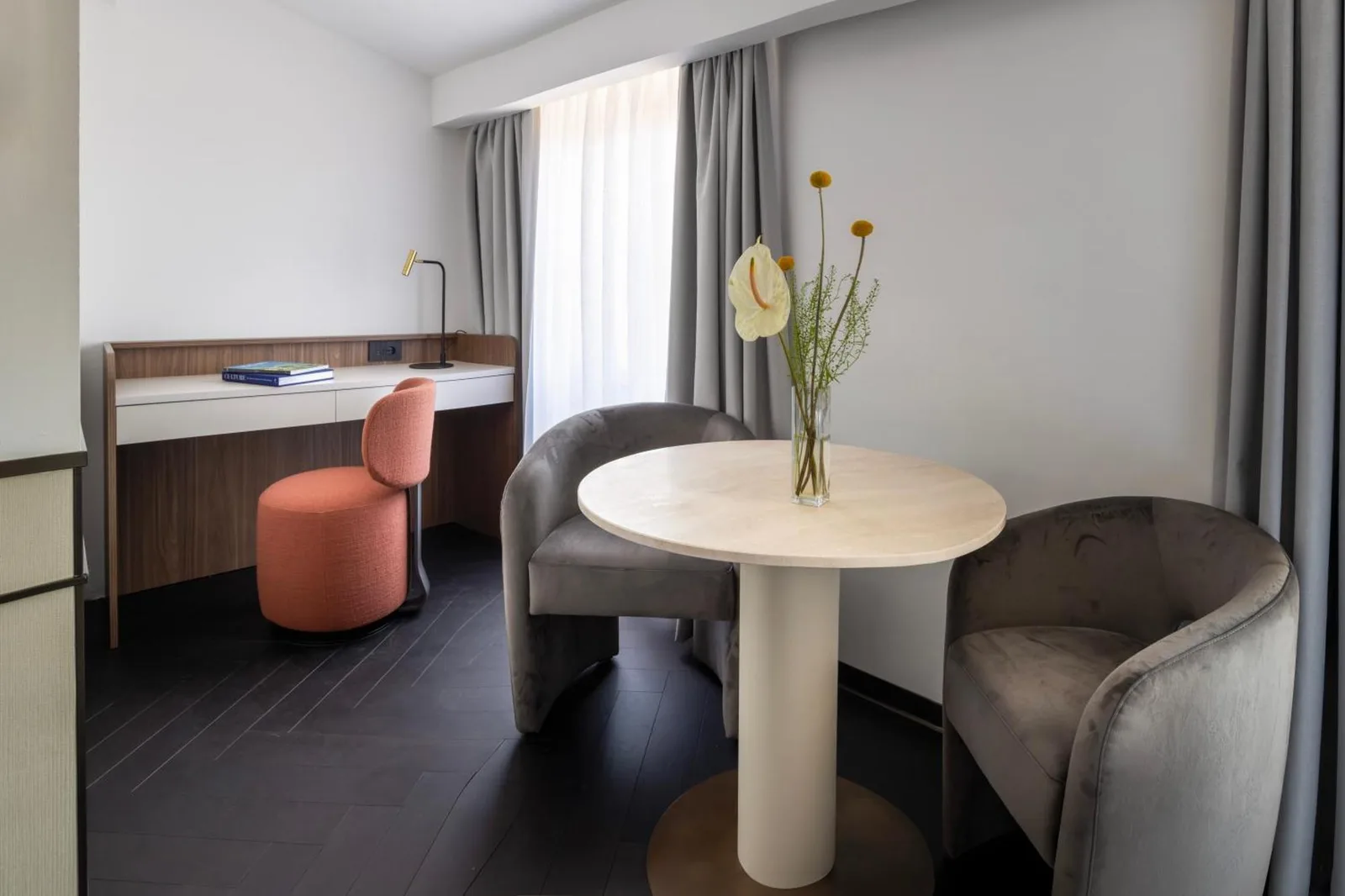 Essecke im Gästezimmer im Palazzo Firenze, Baglioni Hotels & Resorts, Florenz