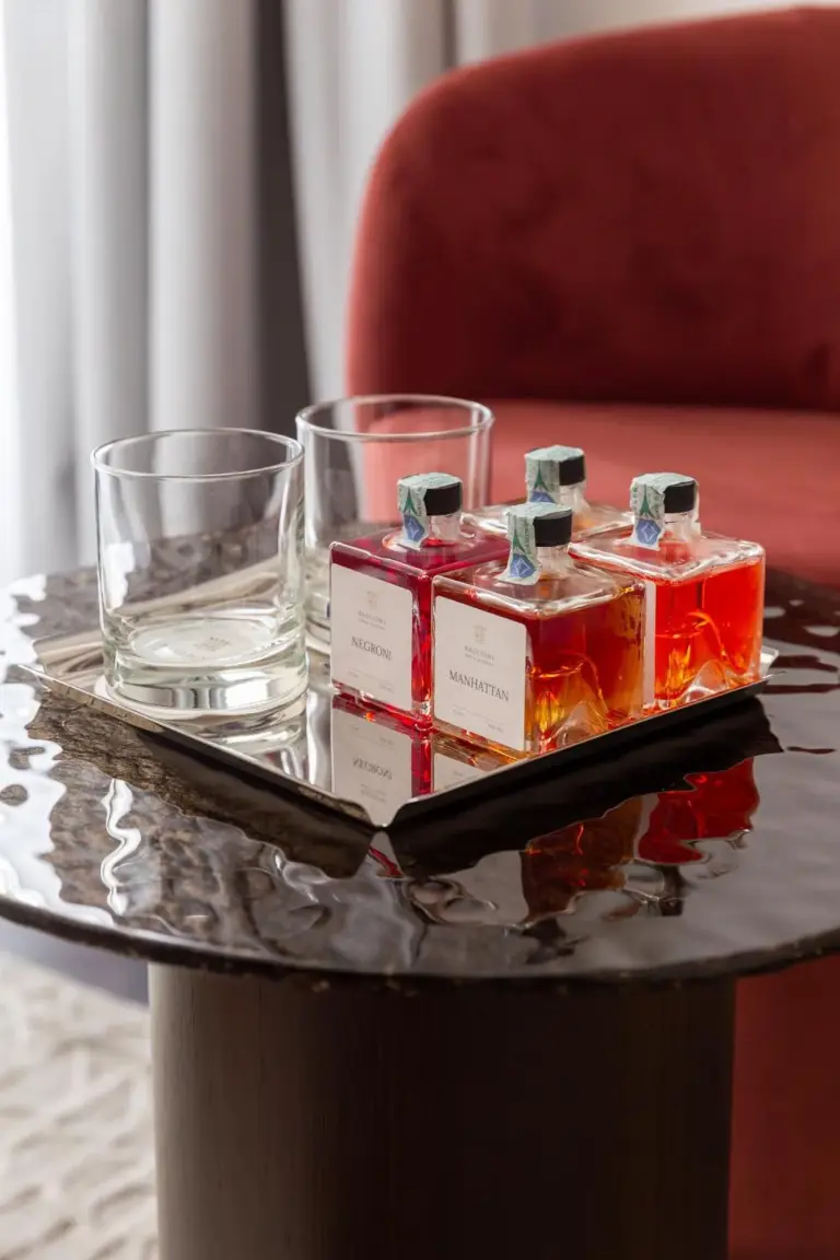 Getränke auf dem Tisch im Palazzo Firenze, Baglioni Hotels & Resorts, Florenz