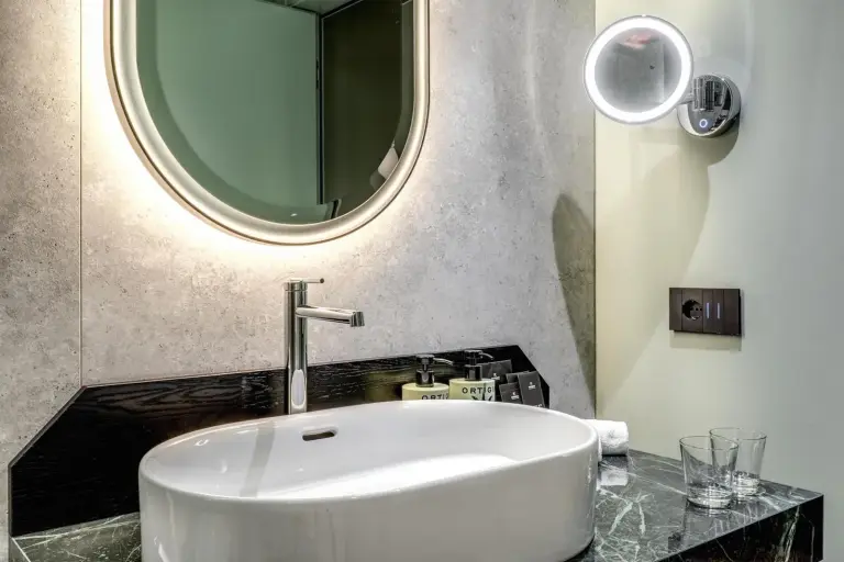 Detalle del lavabo en Palazzo San Gottardo, hotel de la colección Radisson