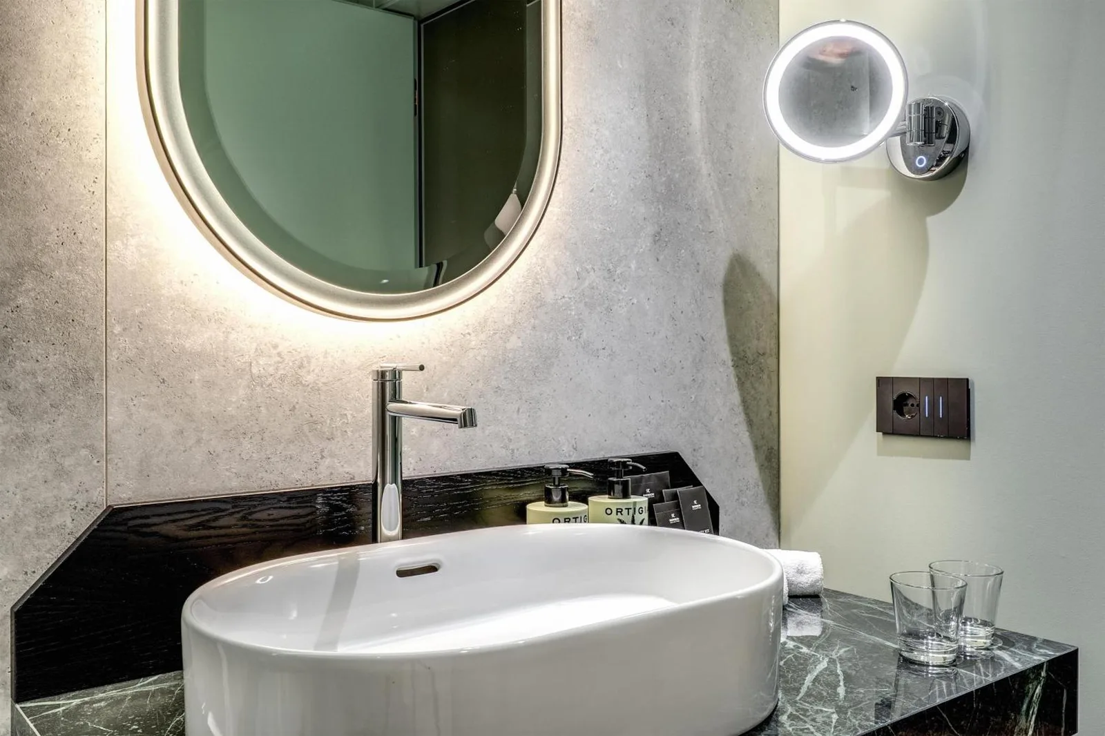 Detalle del lavabo en Palazzo San Gottardo, hotel de la colección Radisson