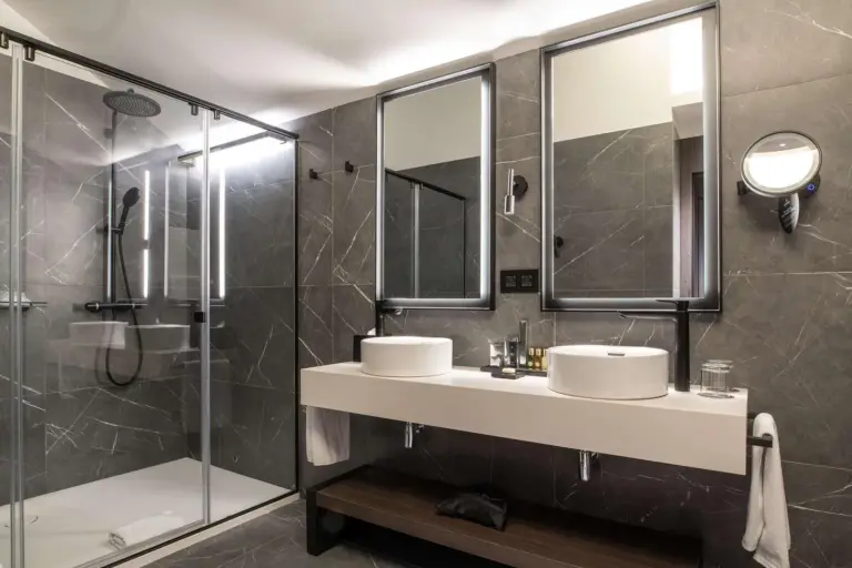 Palazzo Touring Club Milan, A Radisson Collection Hotel salle de bains spacieuse avec équipements modernes
