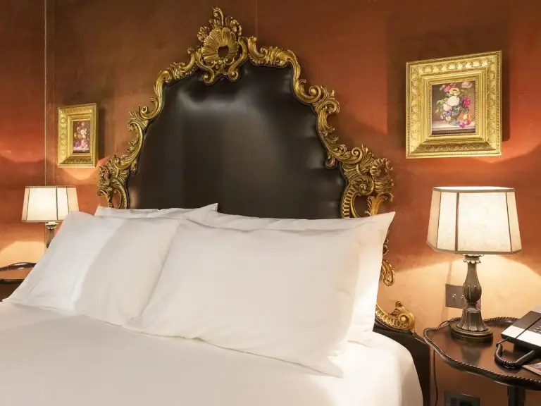 Vista detallada de la cama en Palazzo Venart Luxury Hotel en Venecia