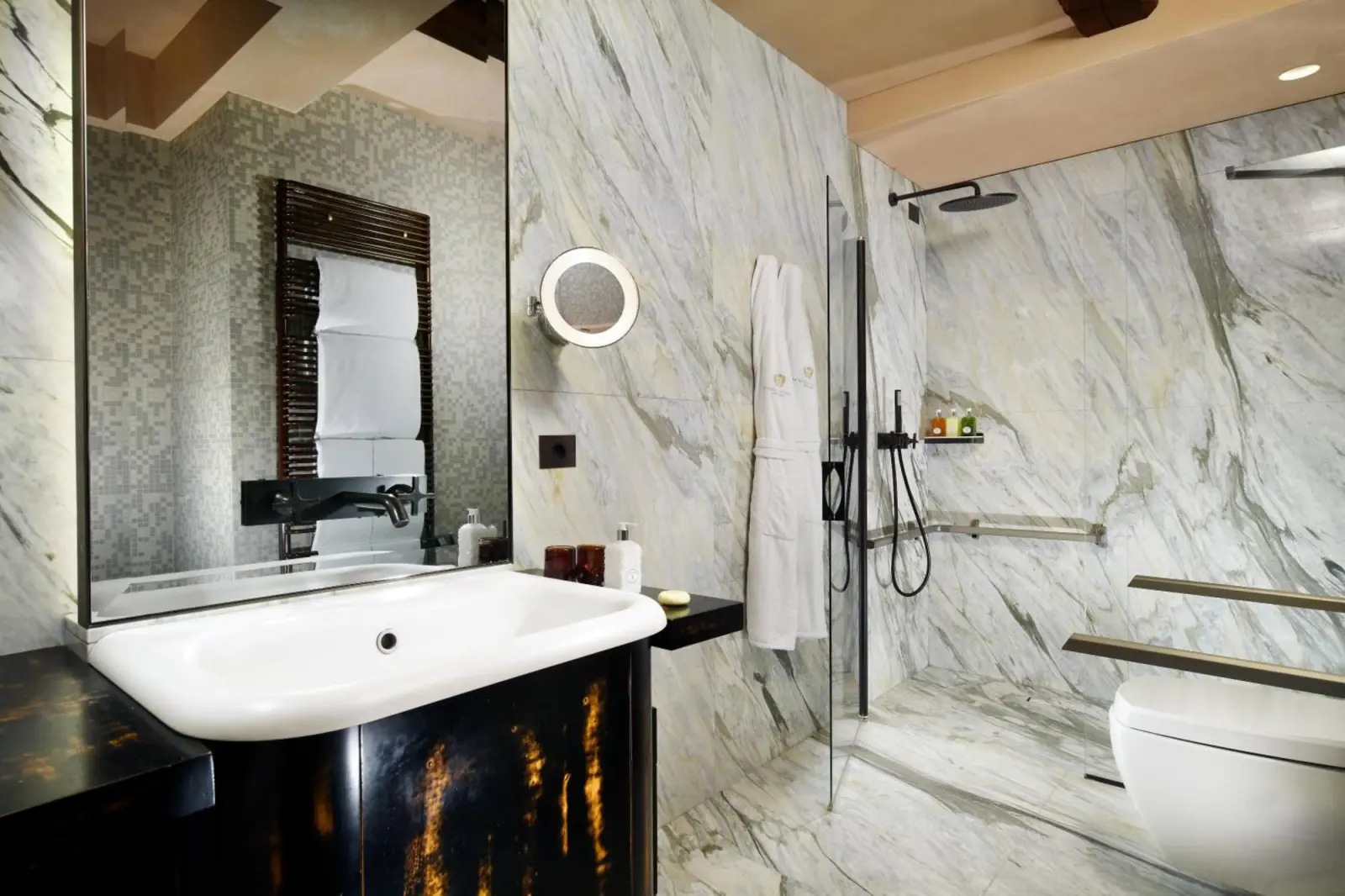 Baño elegante en Palazzo Venart Luxury Hotel en Venecia