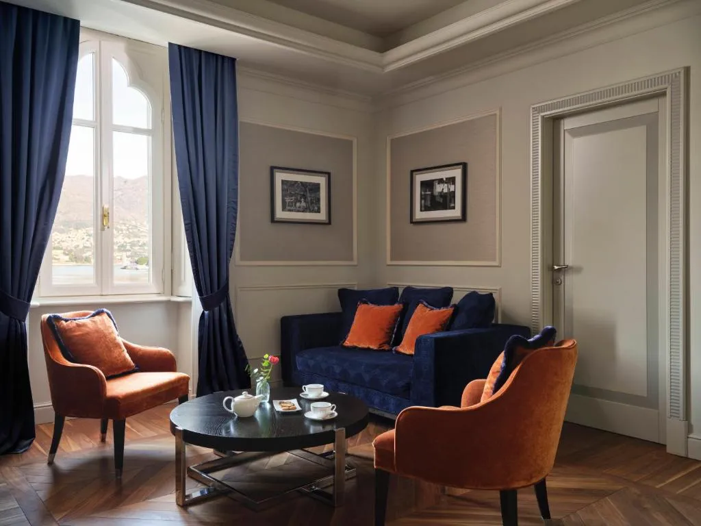 Área de Estar Elegante en Palazzo Venezia en Como