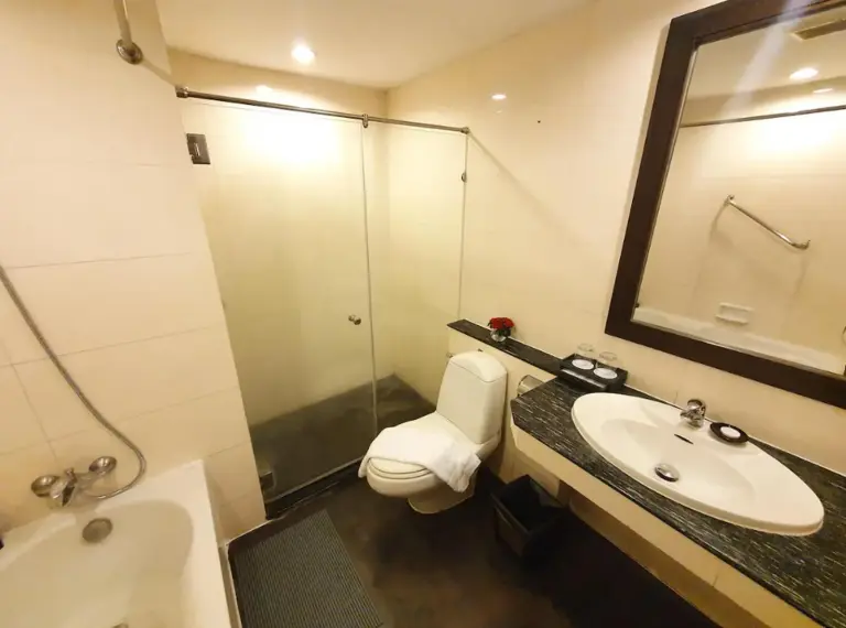 Baño en Palette Luxe North Pattaya en Pattaya con bañera, ducha de cristal y inodoro