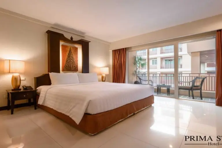 Habitación deluxe en Palette Luxe North Pattaya en Pattaya con cama king, balcón y luz natural