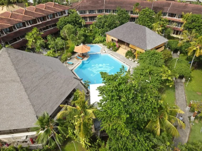 Otra vista aérea del Palm Beach Hotel Bali mostrando el área de la piscina y el paisajismo.