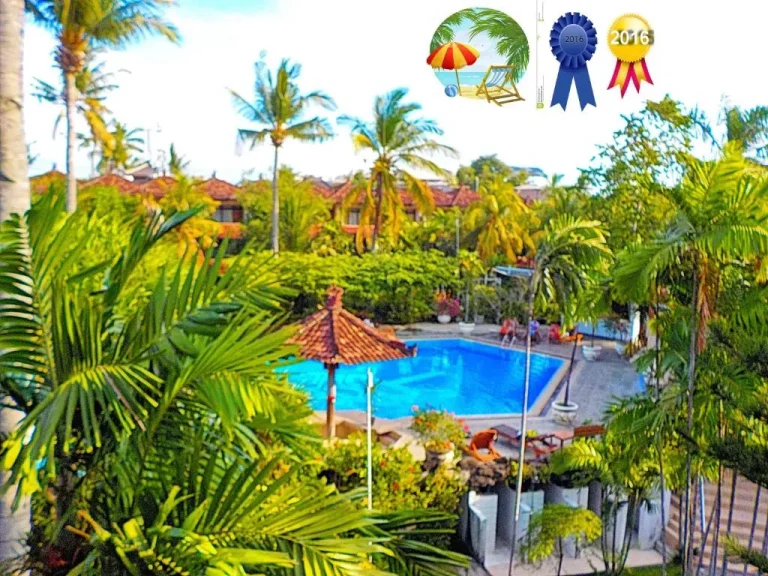 Vista tropical del área de la piscina en Palm Beach Hotel Bali con premios exhibidos.