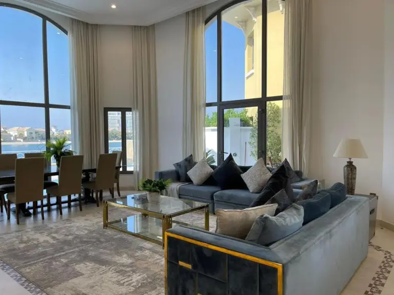 Geräumiges Wohnzimmer der Palm Jumeirah Villa