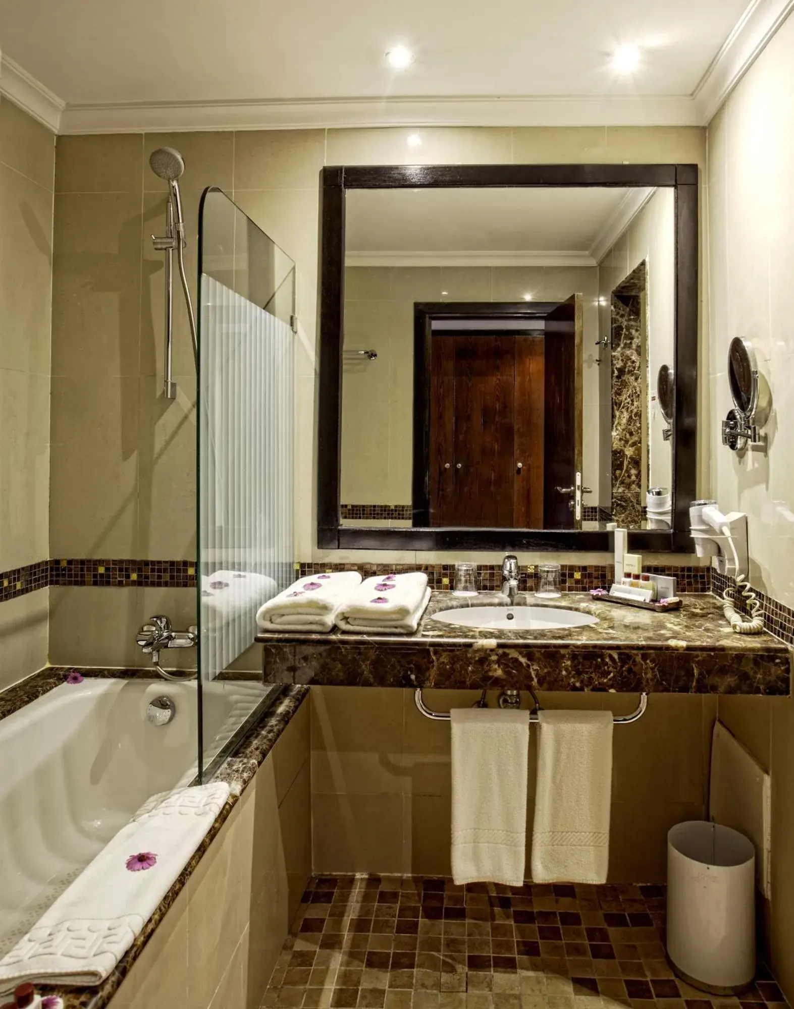 Palm Plaza Marrakech modern bathroom with bathtub