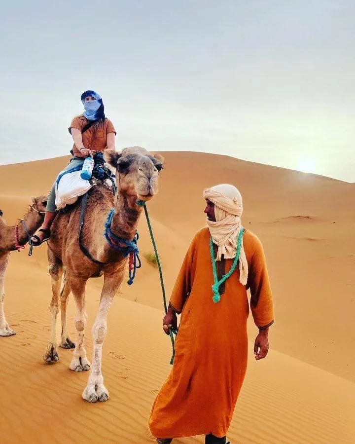 Experiencia de paseo en camello cerca de Palmyra Luxury Camp en Merzouga, Marruecos