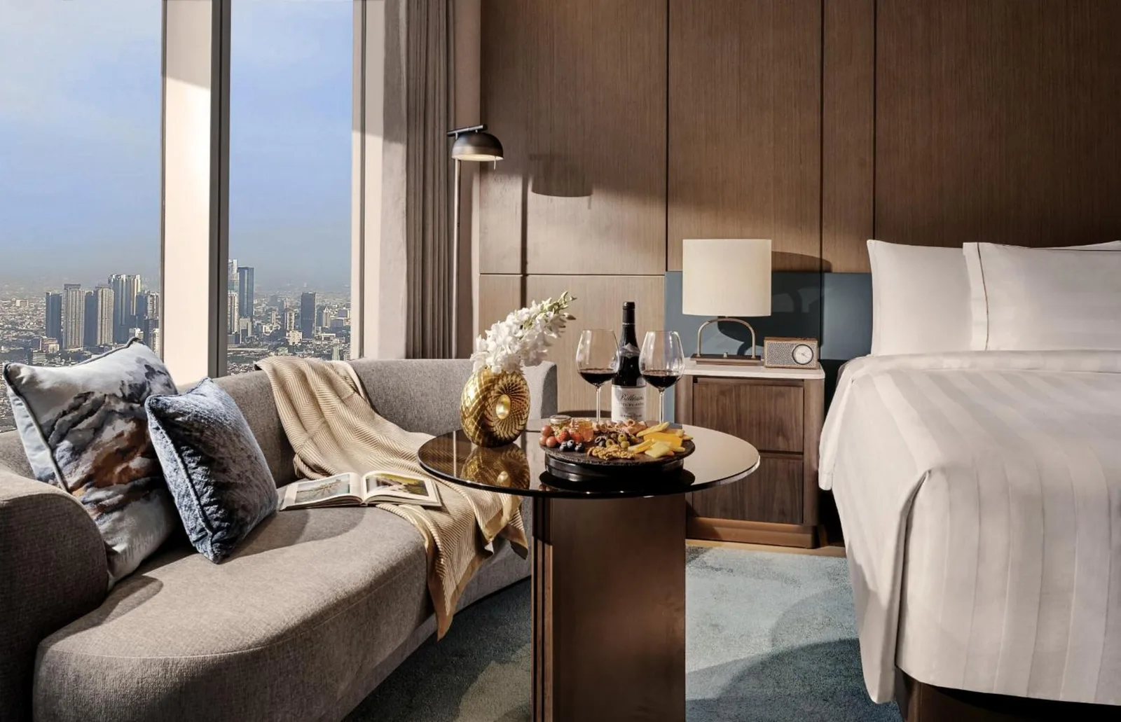Pan Pacific Jakarta – Hotel in Jakarta, Indonesien – ein Badezimmer mit Toilette, Waschbecken und Spiegel im Pan Pacific Jakarta in Jakarta