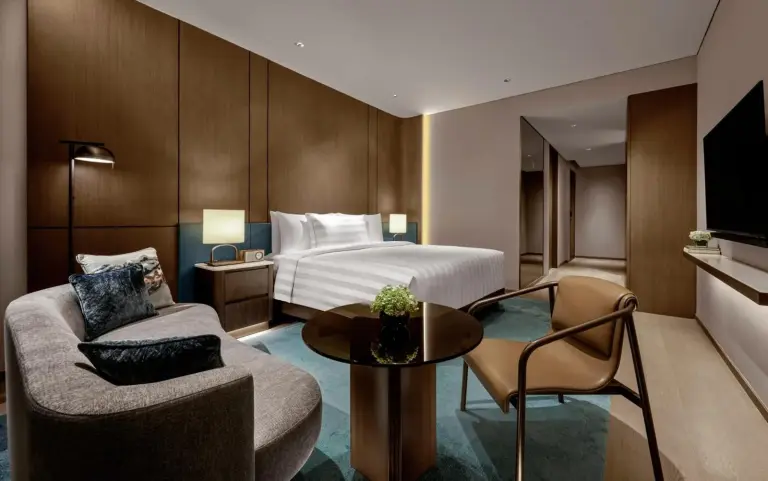 Stilvolles Zimmer mit Sitzgelegenheiten im Pan Pacific Jakarta