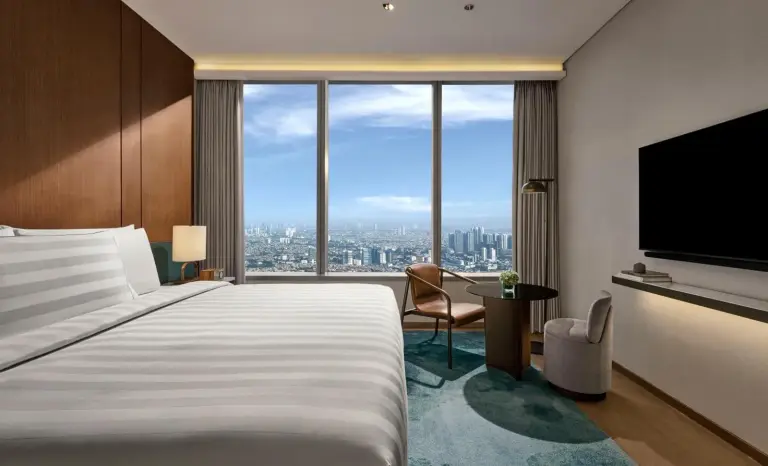 Helles Zimmer mit Stadtblick im Pan Pacific Jakarta