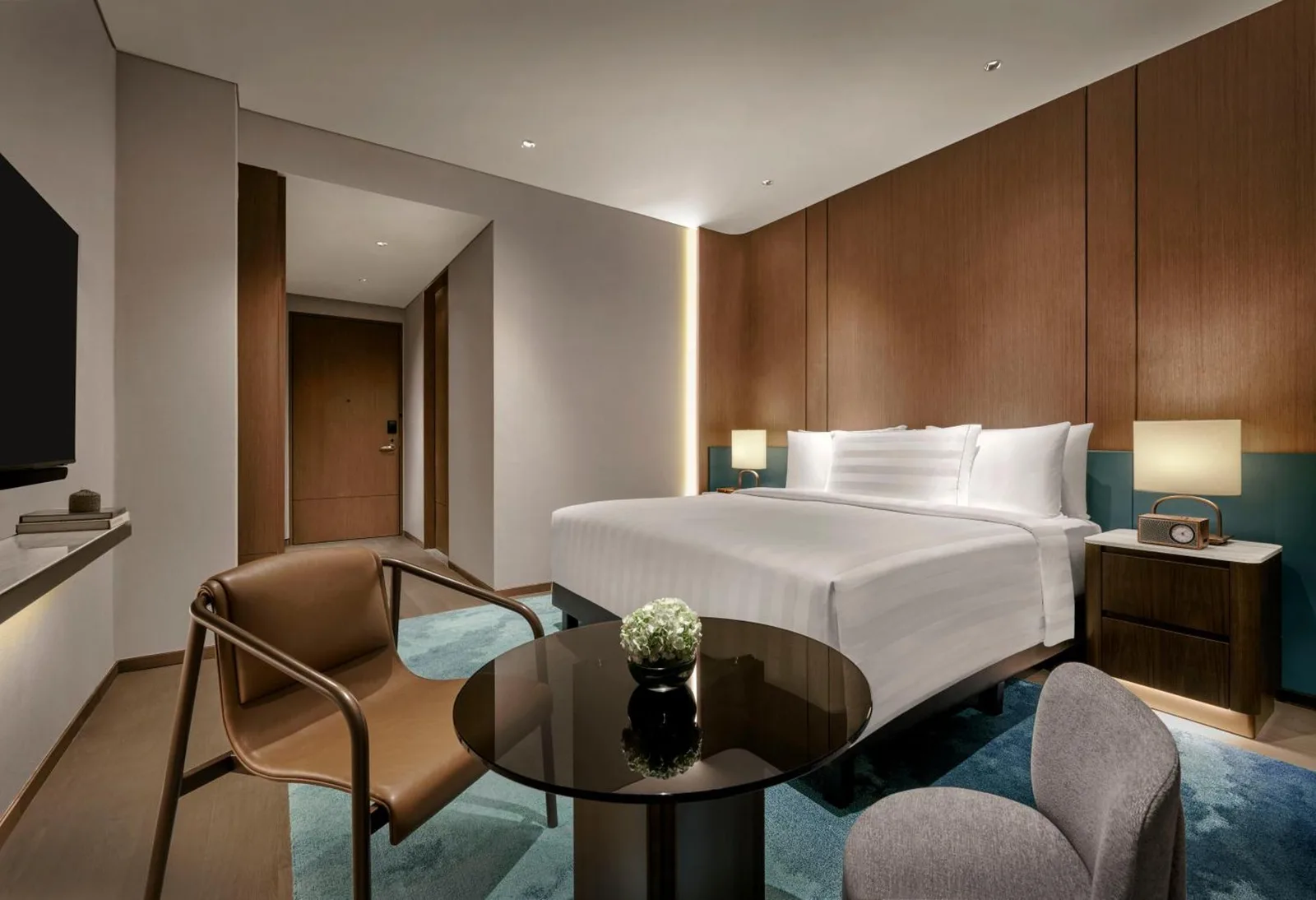 Komfortables Schlafzimmer im Pan Pacific Jakarta mit modernem Dekor