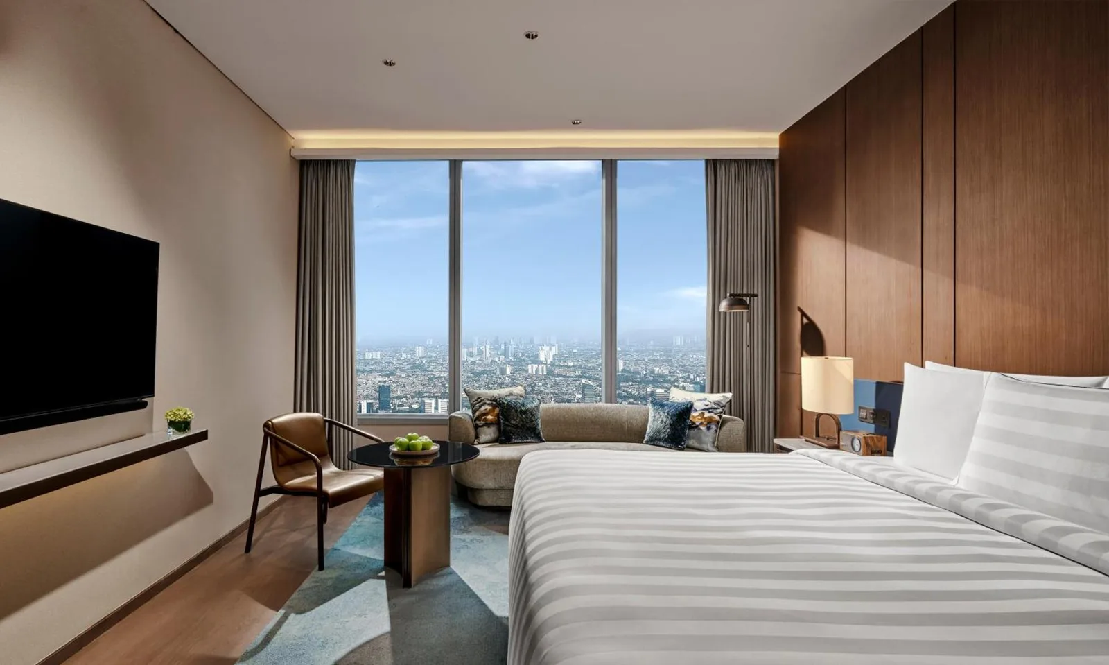 Komfortabler Wohnbereich im Zimmer im Pan Pacific Jakarta