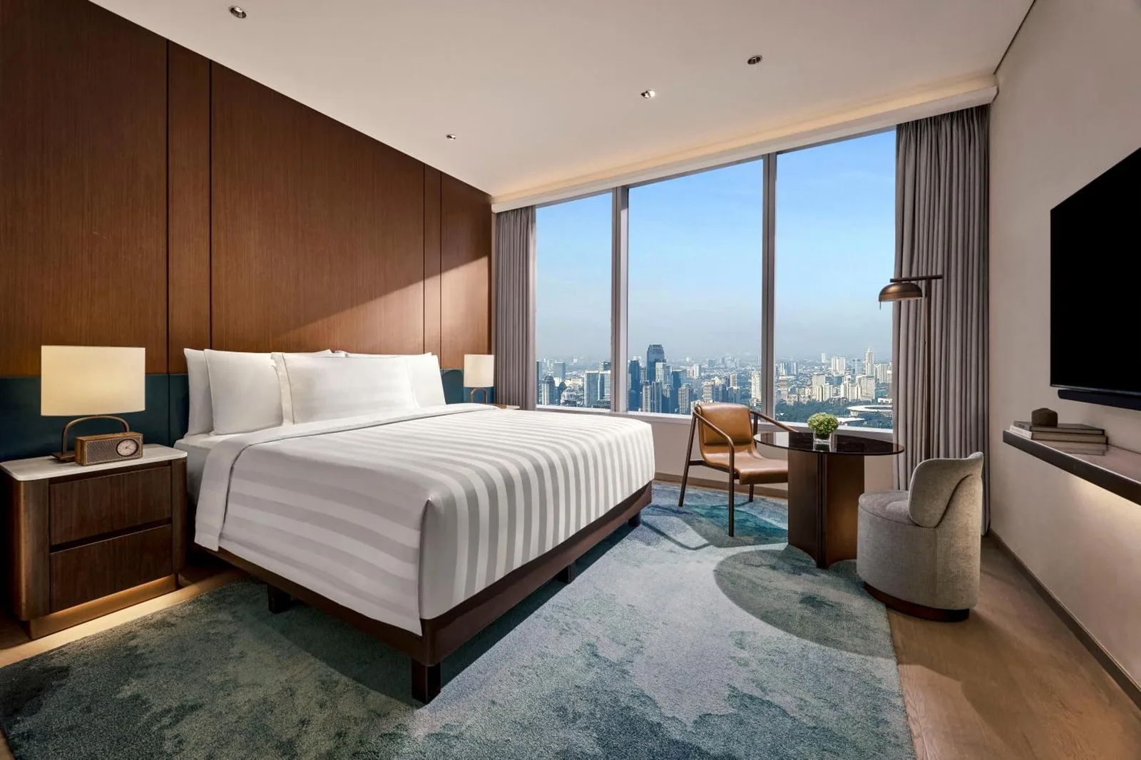 Stilvolles Gästezimmer im Pan Pacific Jakarta mit Stadtblick