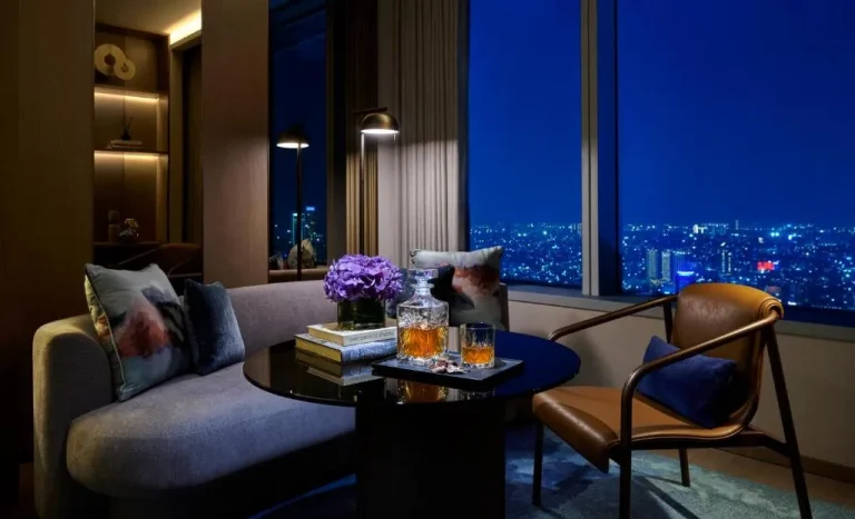 Gemütlicher Wohnbereich mit Stadtblick im Pan Pacific Jakarta