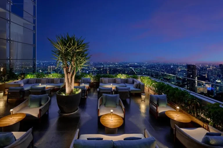 Rooftop Lounge mit Stadtlichtern im Pan Pacific Jakarta