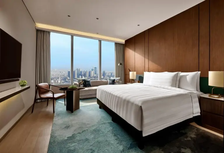 Elegantes Schlafzimmer mit Sitzbereich im Pan Pacific Jakarta
