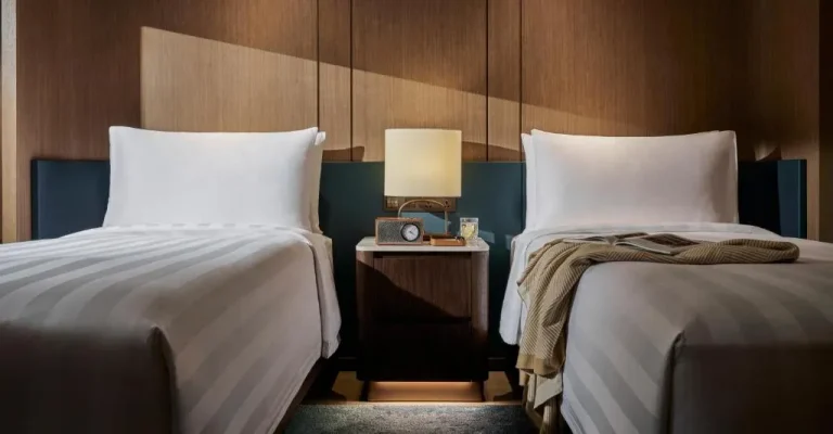 Zweibettzimmer mit modernem Design im Pan Pacific Jakarta