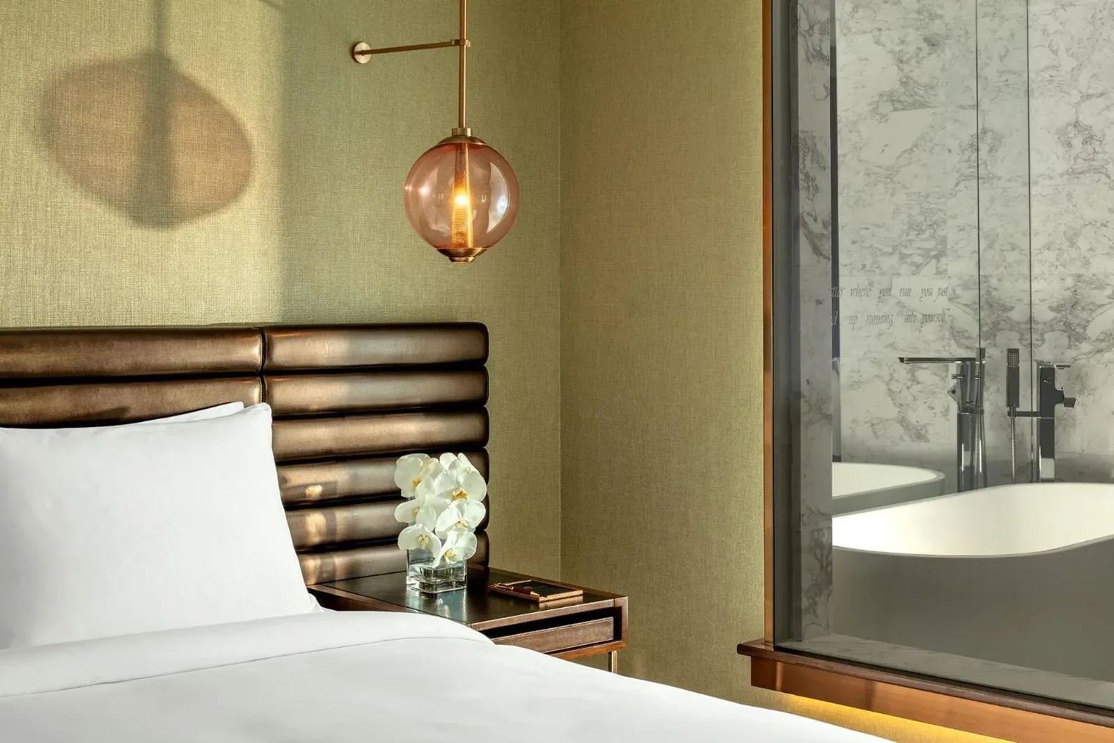 Paramount Hotel Dubai – hôtel à Dubai, United Arab Emirates – une chambre avec un lit blanc et une grande fenêtre à Paramount Hotel Dubai à Dubai