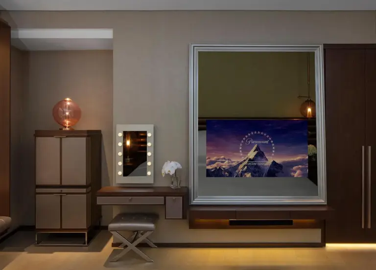 Espace dressing à Paramount Hotel Dubai avec éclairage de coiffeuse, rangements et écran mural.