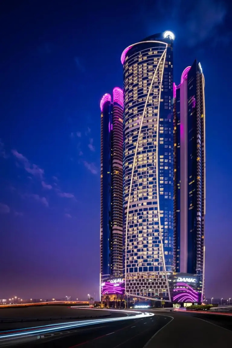 Vue extérieure nocturne de Paramount Hotel Dubai à Dubai, avec des tours illuminées et une skyline spectaculaire.