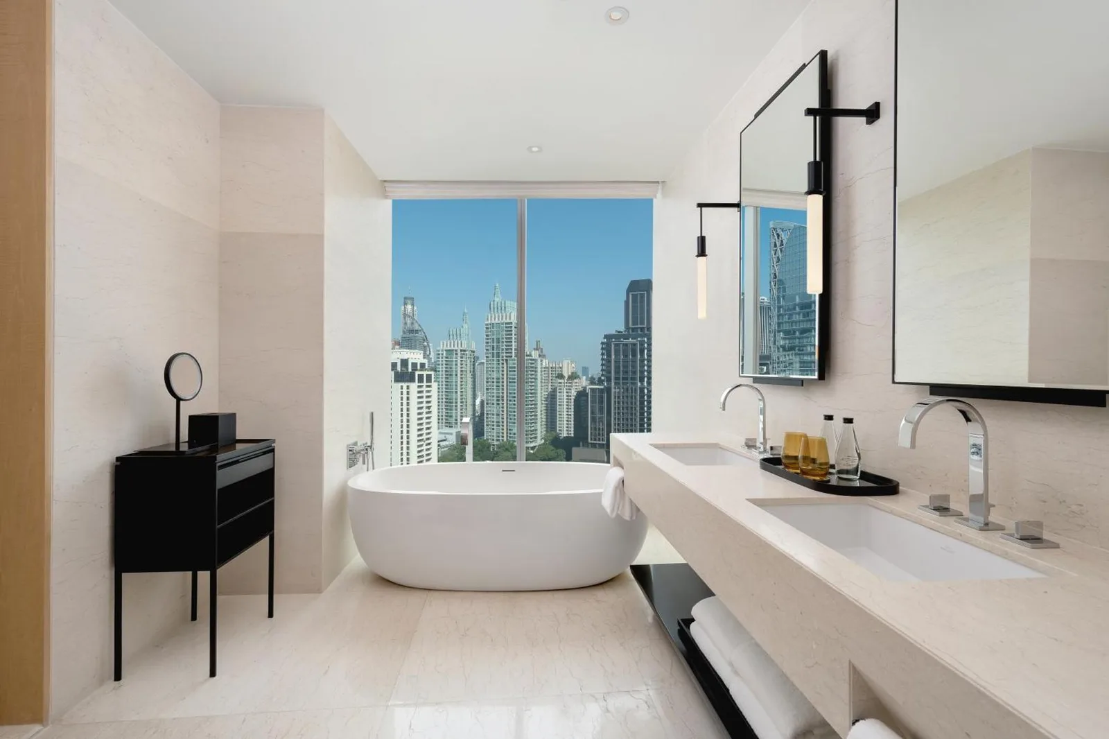 Luxuriöses Badezimmer mit modernen Armaturen im Park Hyatt Bangkok