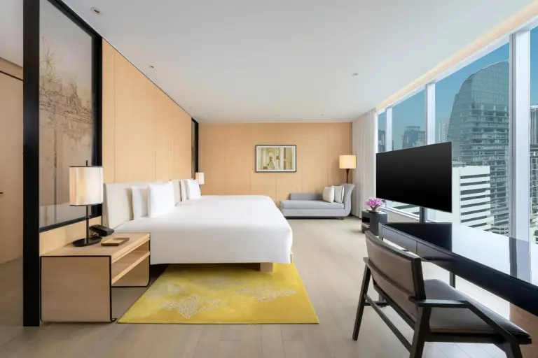 Komfortables Gästezimmer mit Arbeitsbereich im Park Hyatt Bangkok