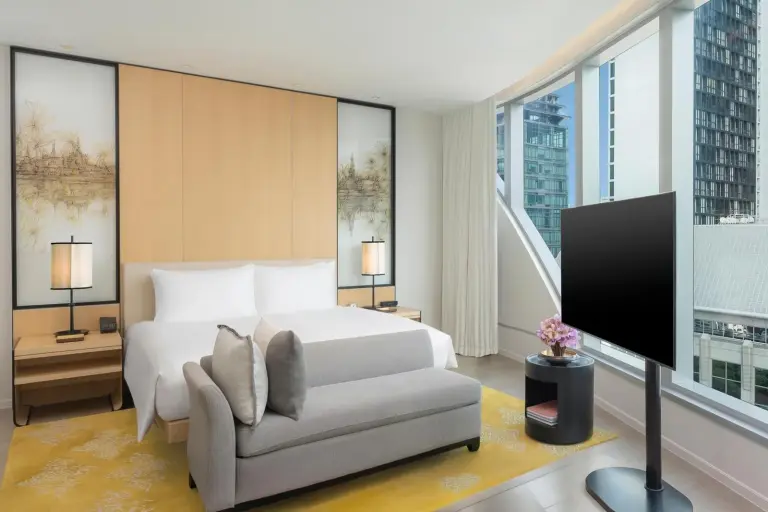Stilvolles King-Zimmer mit viel Tageslicht im Park Hyatt Bangkok