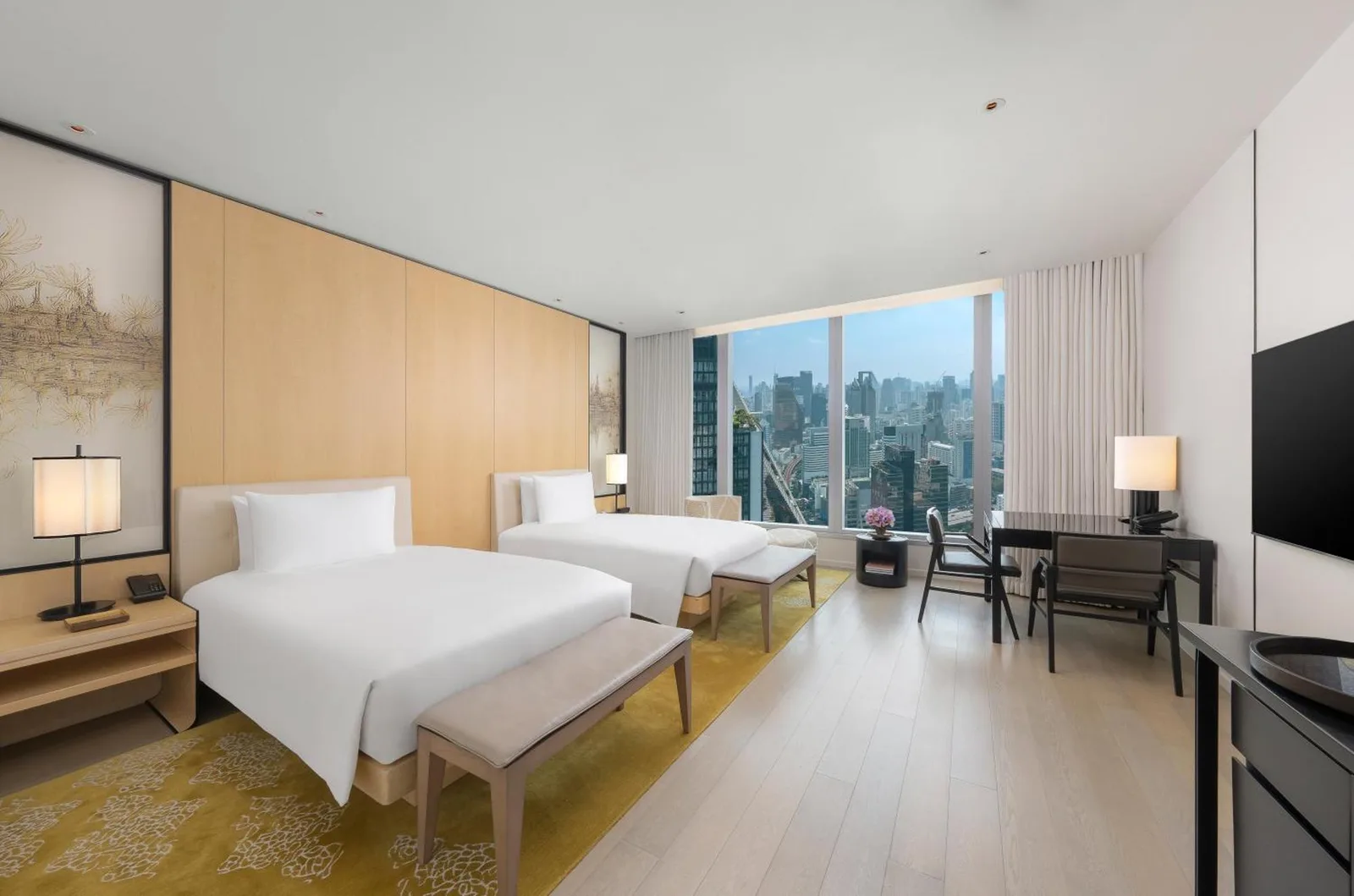 Geräumiges Twin-Zimmer mit Blick auf die Skyline der Stadt im Park Hyatt Bangkok