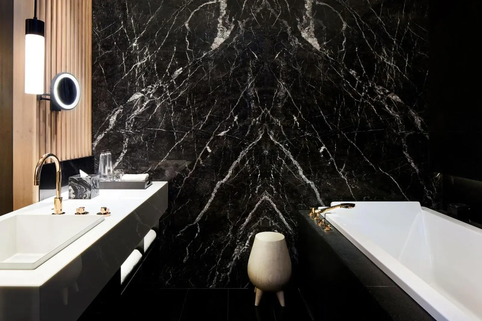 Park Hyatt Jakarta - Badewanne und Waschbecken