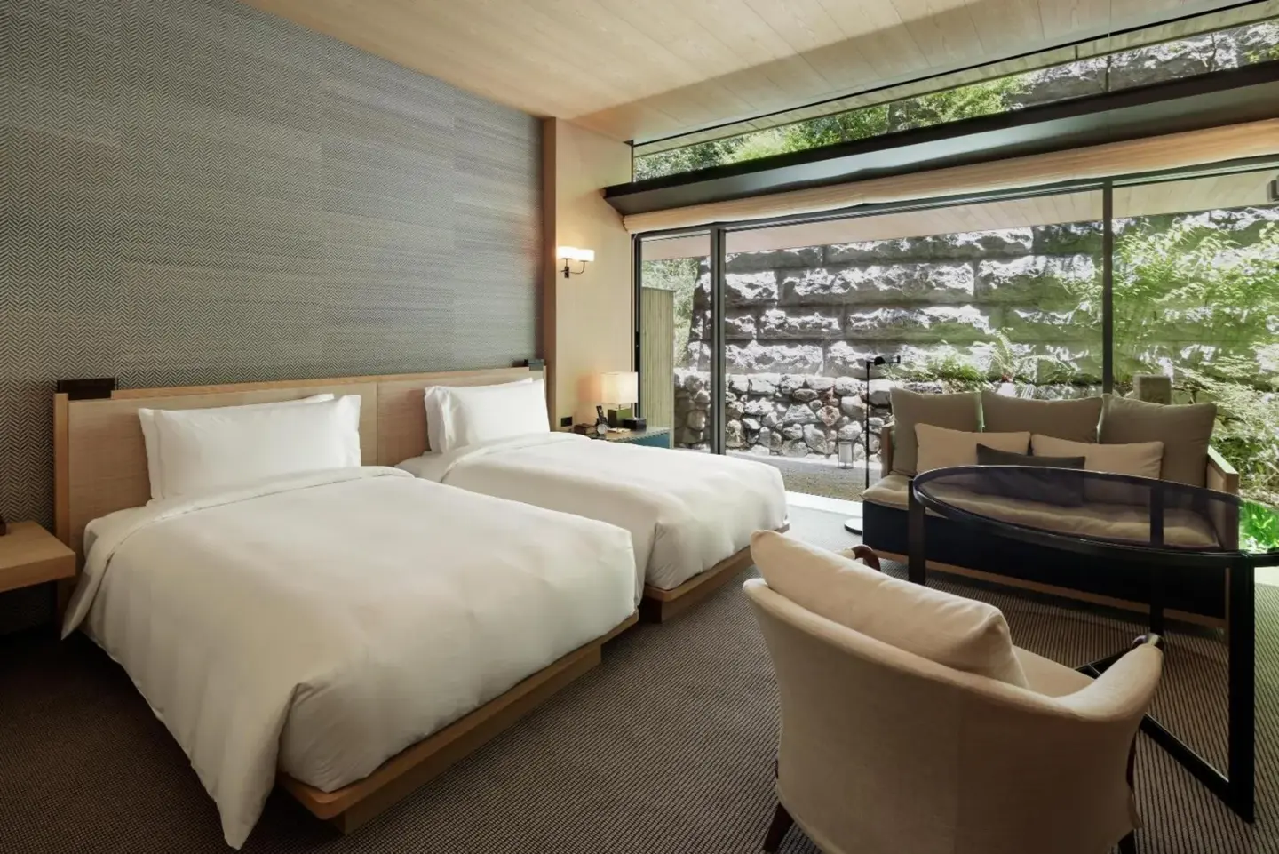 Chambre d'hôte du Park Hyatt Kyoto avec des lits jumeaux et vue sur le jardin