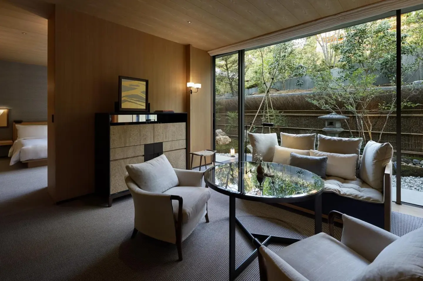Aire de vie du Park Hyatt Kyoto avec des éléments naturels