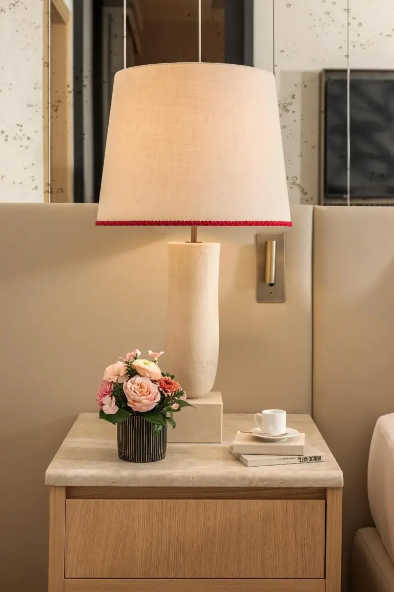 Detalle de mesita de noche en la habitación de Park Hyatt Milano