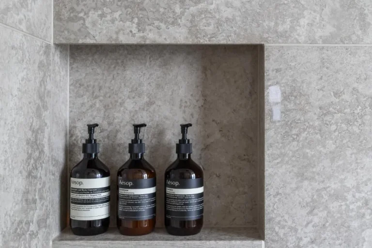 Produits de bain Aesop dans la salle de bain du Park Hyatt Tokyo