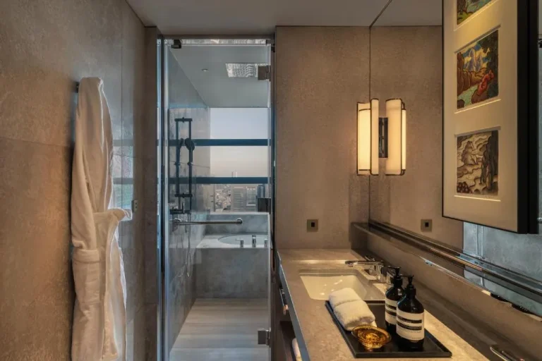 Salle de bain moderne au Park Hyatt Tokyo avec des équipements luxueux