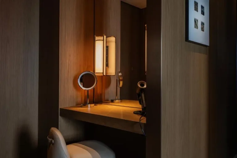Espace de maquillage au Park Hyatt Tokyo avec un éclairage stylé