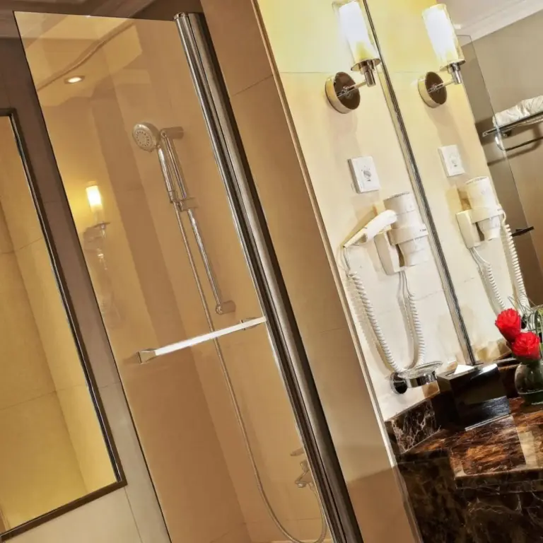 Área de ducha en el baño en el Park Regis Kris Kin Hotel en Dubái