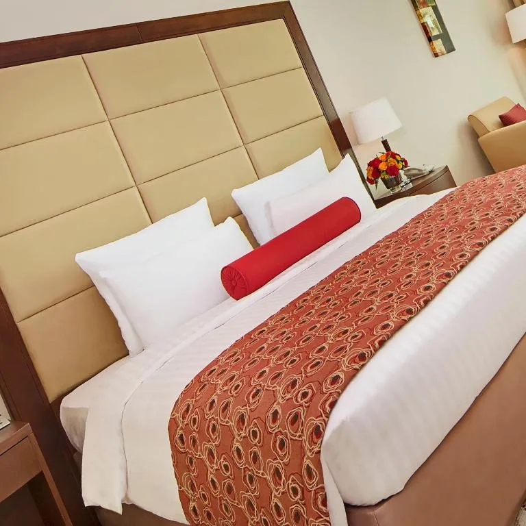 Bettdetail im Deluxe-Zimmer im Park Regis Kris Kin Hotel in Dubai