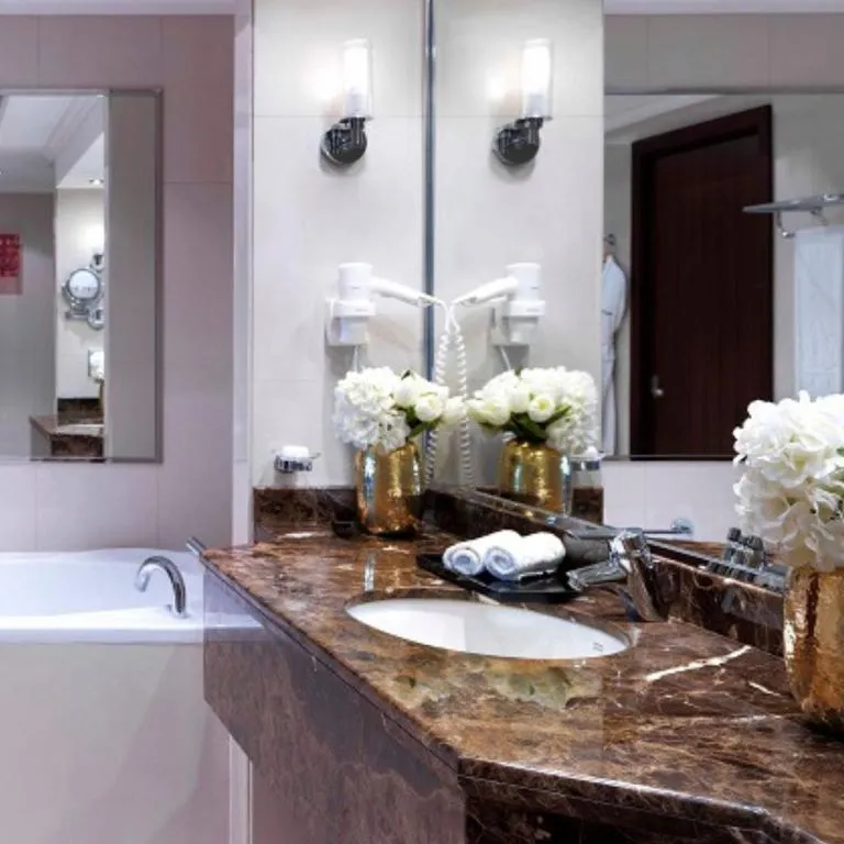 Vanity-Bereich mit Blumen im Park Regis Kris Kin Hotel in Dubai