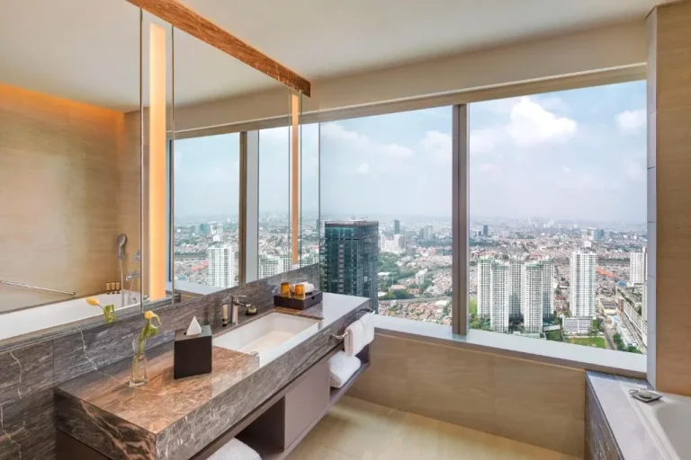 Baño moderno con vistas espectaculares en PARKROYAL Serviced Suites Jakarta