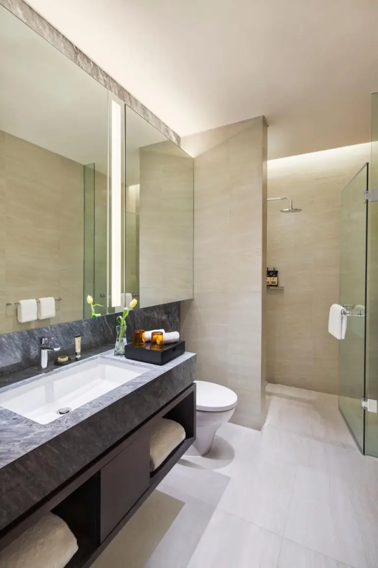 Salle de bain élégante au PARKROYAL Serviced Suites Jakarta