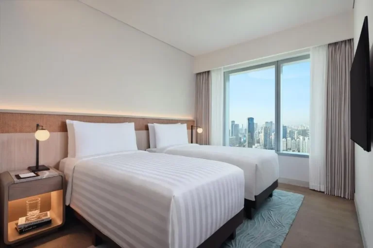 Chambre d'hôtel élégante avec lits jumeaux au PARKROYAL Serviced Suites Jakarta