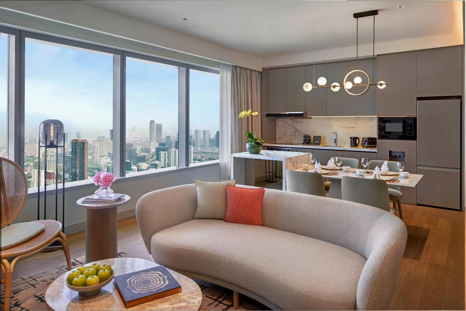 Vue du spacieux salon au PARKROYAL Serviced Suites Jakarta