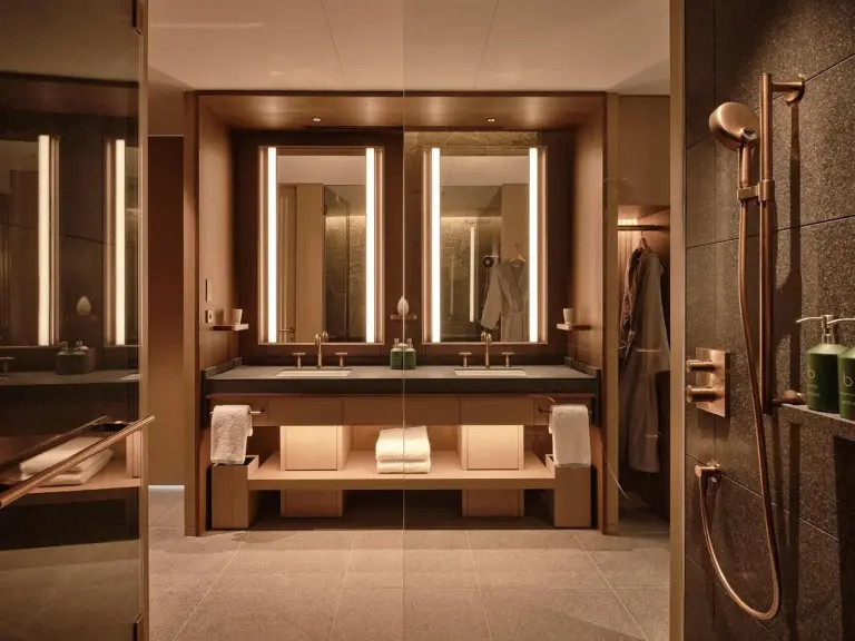 Geräumiges Badezimmer im Patina Osaka mit Doppelwaschbecken